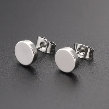 Stud Earring with Black Round Design - Image 3