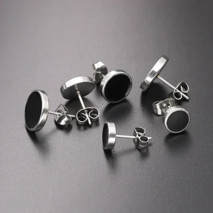 Stud Earring with Black Round Design - Image 5